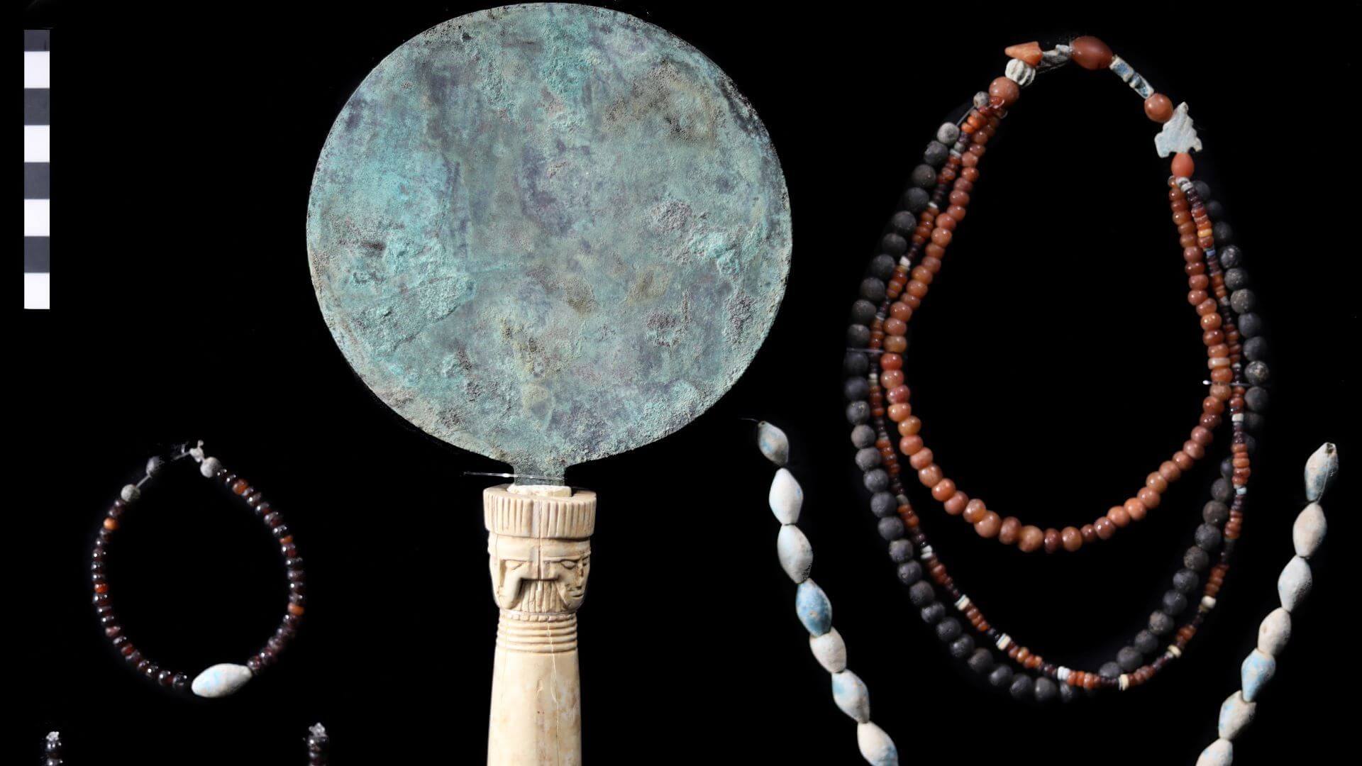 Algunos de los objetos hallados en la tumba del Reino Medio de Asasif