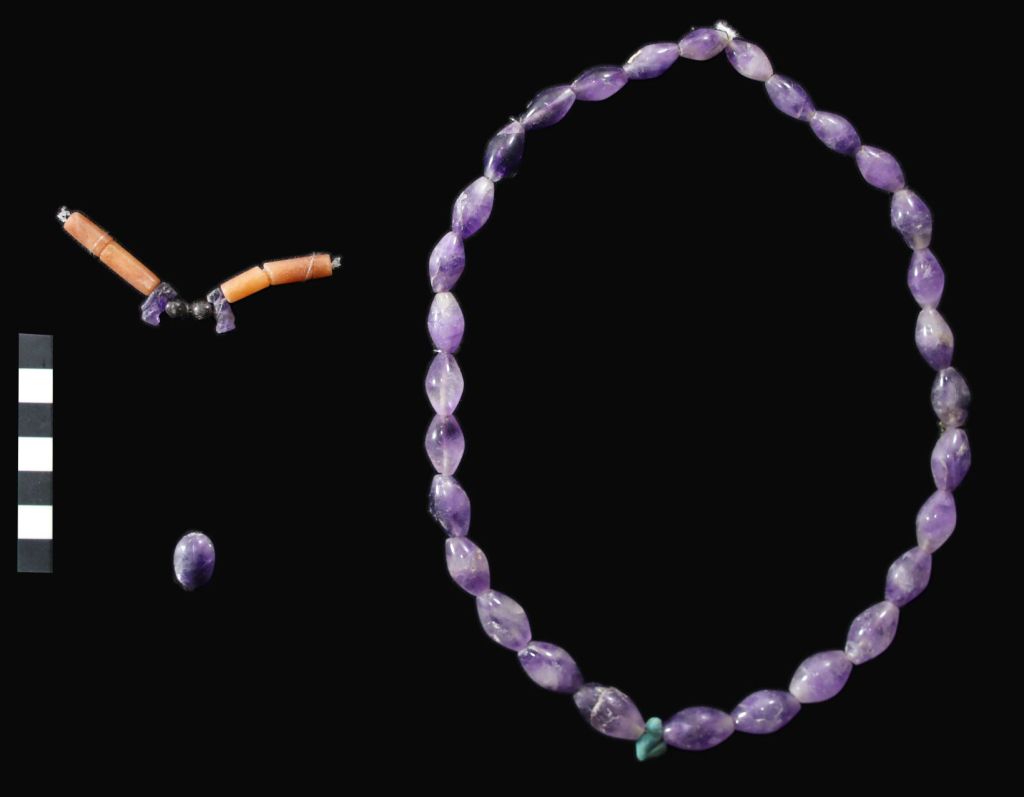 Collar y cuentas de la tumba del Reino Medio de Asasif