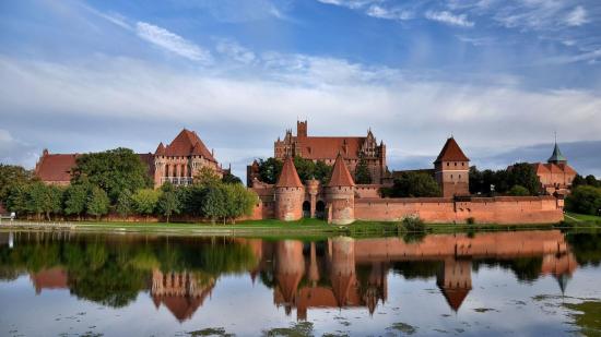 Malbork reflejado en las aguas