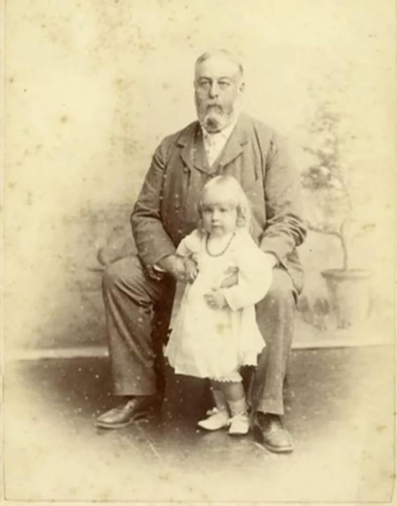 Agatha Christie con su padre Frederick Alvah Miller