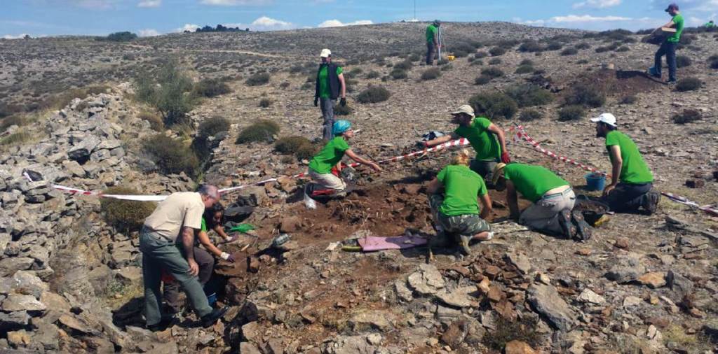 Arqueólogos en las trincheras en el Toro y la Abejuela