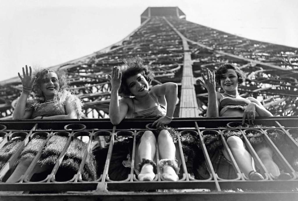 Bailarinas del Moulin Rouge posan en la Torre Eiffel