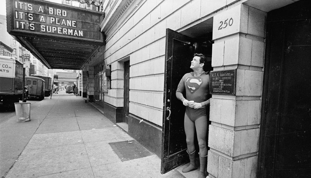 ob Holiday como Supermán