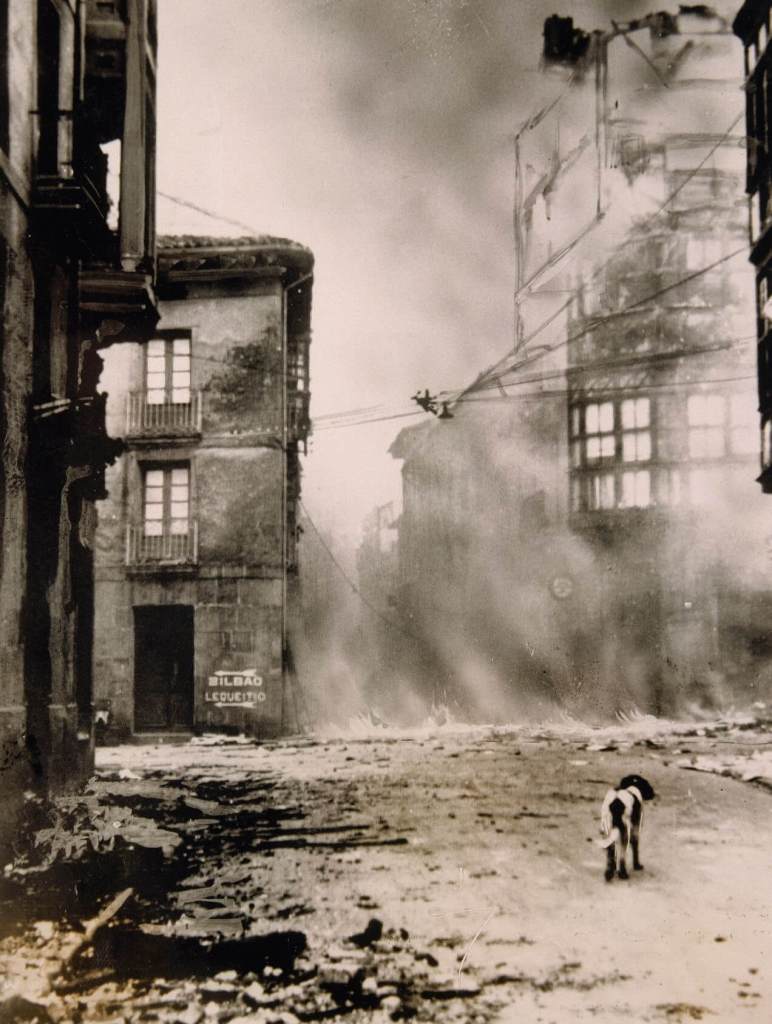 Calles de Guernica tras el devastador bombardeo