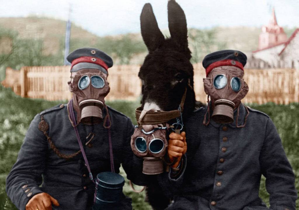 Dos soldados con cámara antigás