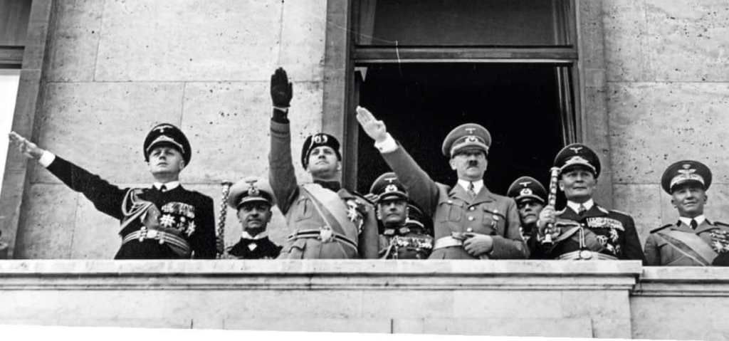 Hitler, Goring y jerifaltes italianos en el balcón de la cancillería del Reich