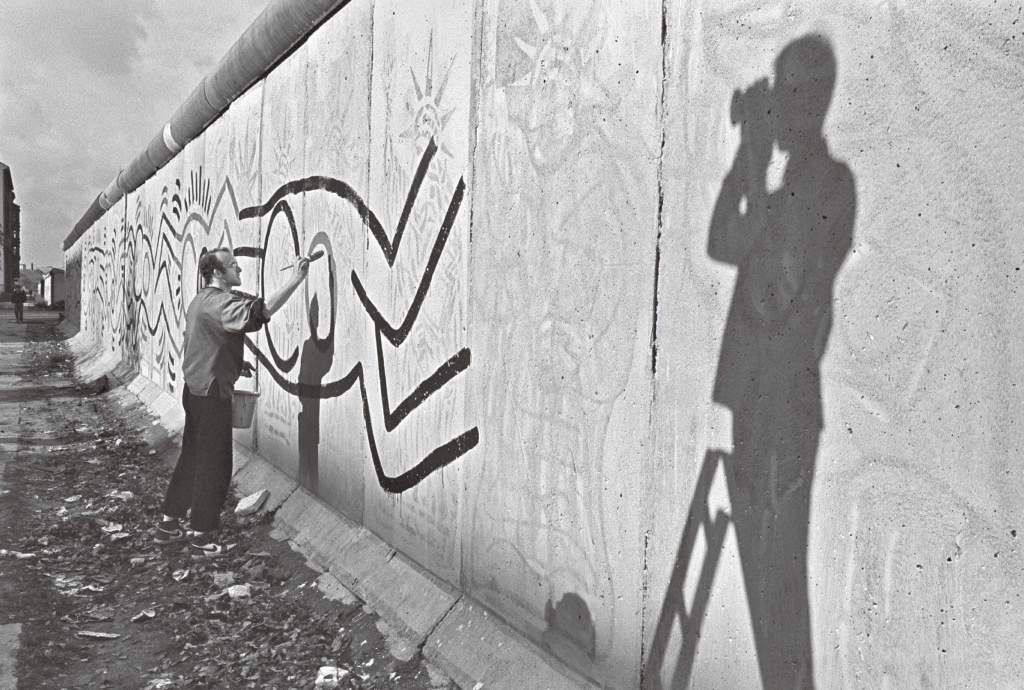 Keith Haring pintando en el Muro de Berlín