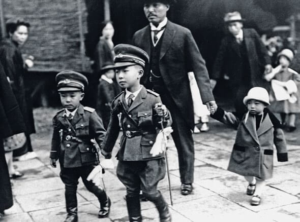 Niños nipones de uniforme visitan un santuario sionista