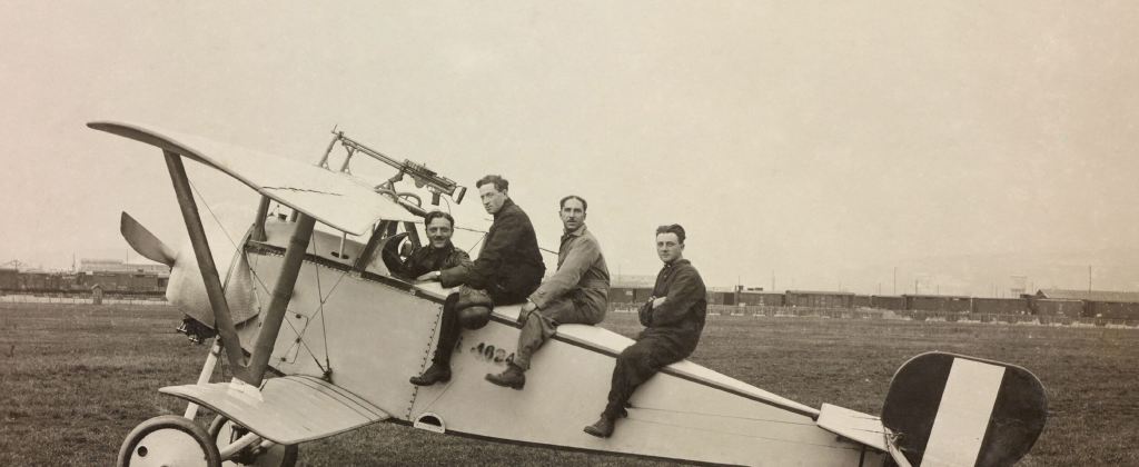 Pilotos en un caza biplano Nieuport 17