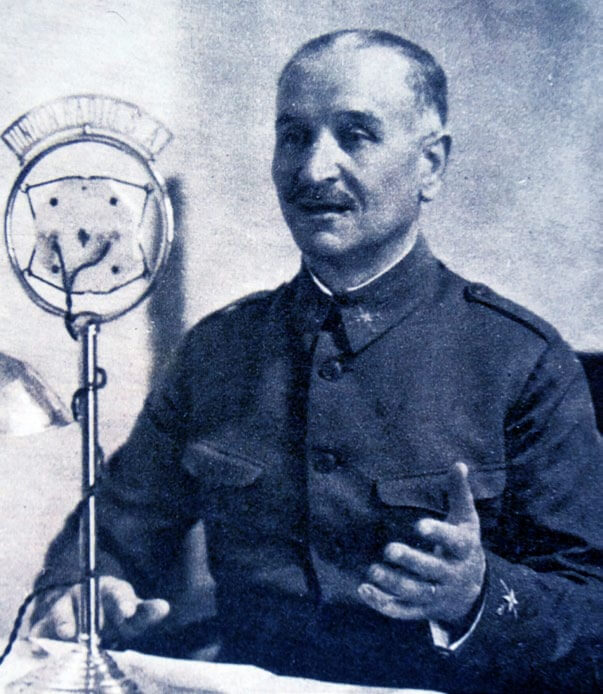 Queipo de Llano ante un micrófono