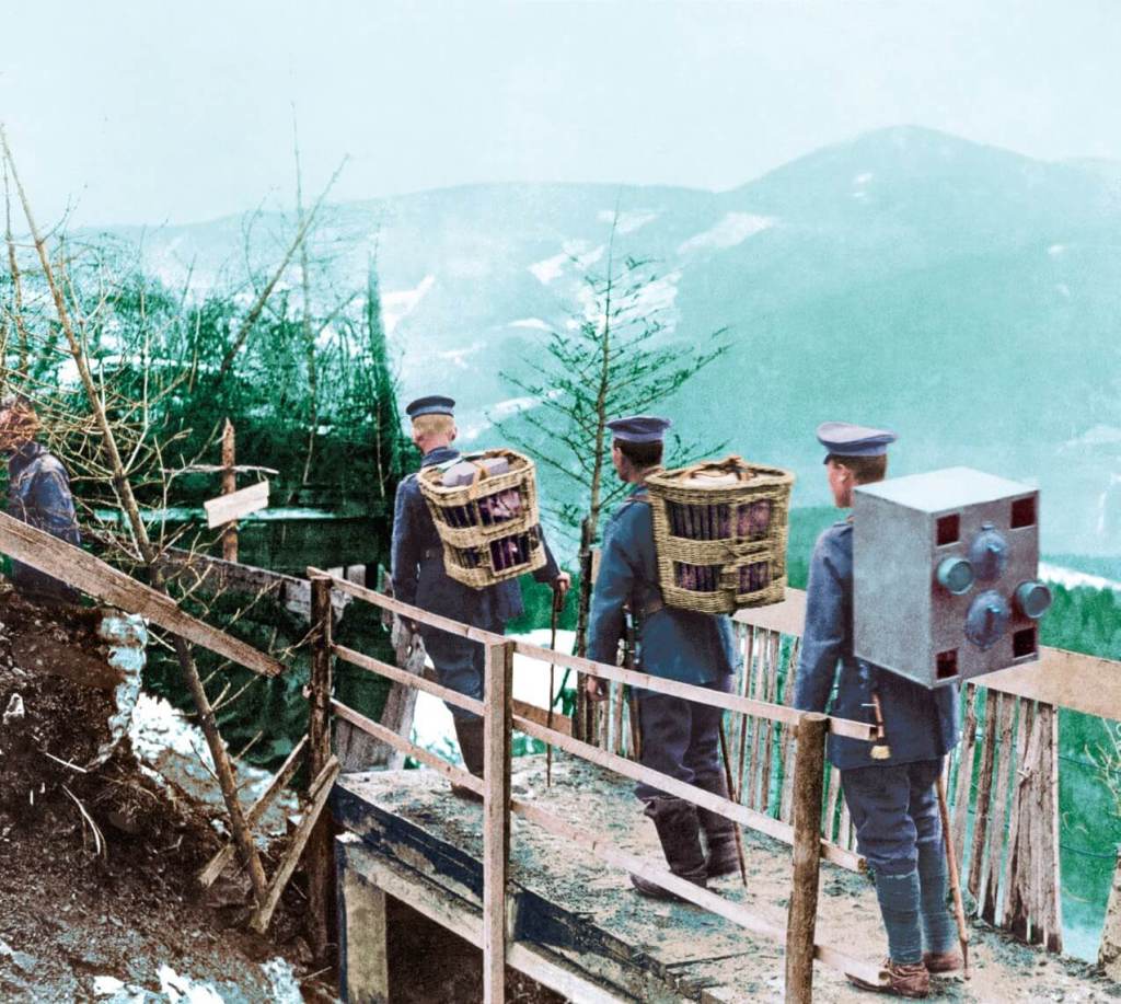 Soldados alemanes llevando palomas mensajeras en 1917