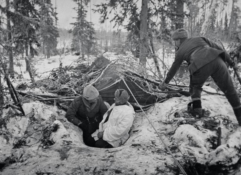 Soldados fineses en una trinchera