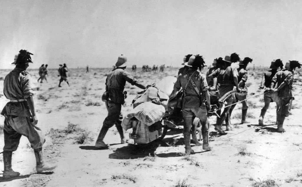 Soldados italianos en su retirada de El Alamein