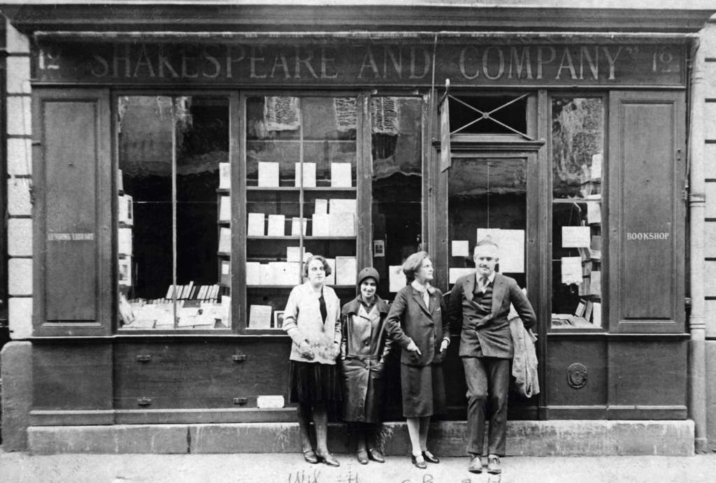 Sylvia Beach y Ernest Hemingway en París