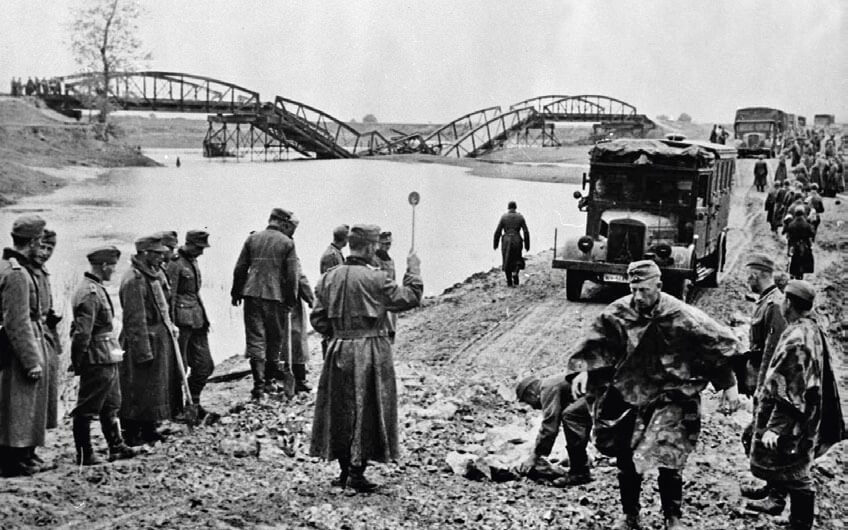 Tropas de Hitler cruzan un río durante la invasión de Grecia