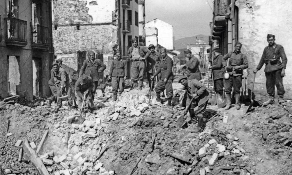 Tropas franquistas en Guernica