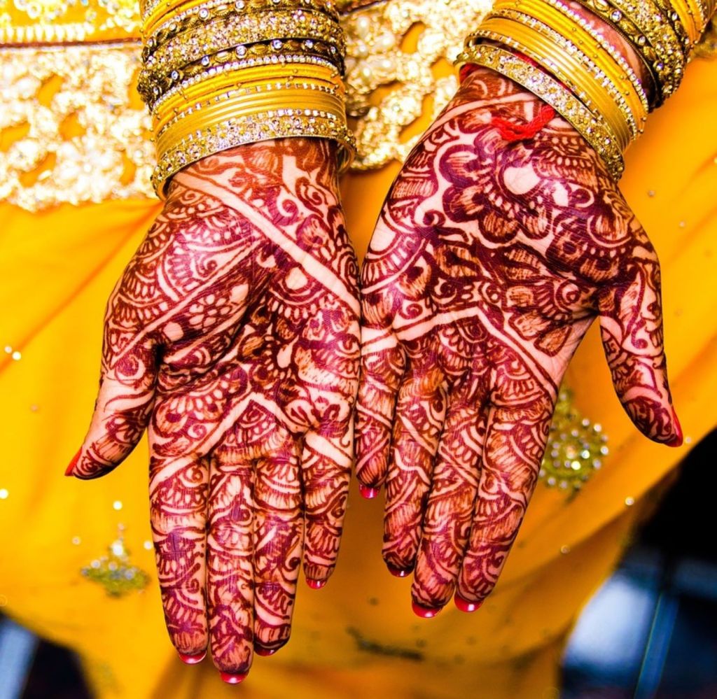 Manos pintadas con henna