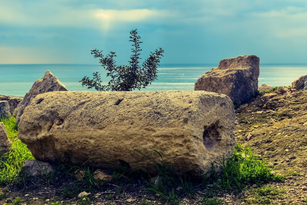 Ruinas de una construcción antigua de piedra frente a la costa
