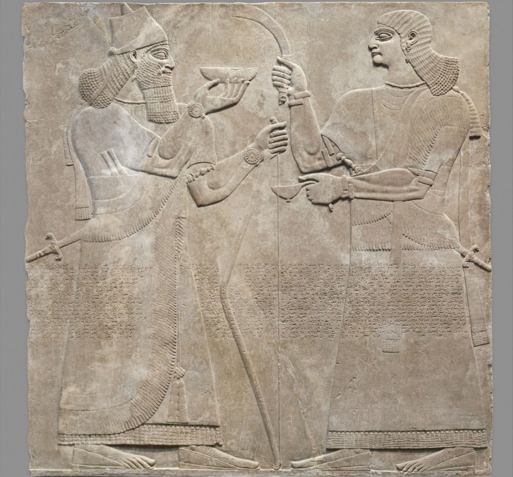 Relieve del del palacio de Asurnasirpal II con imagen del rey y un oficial que lo acompaña