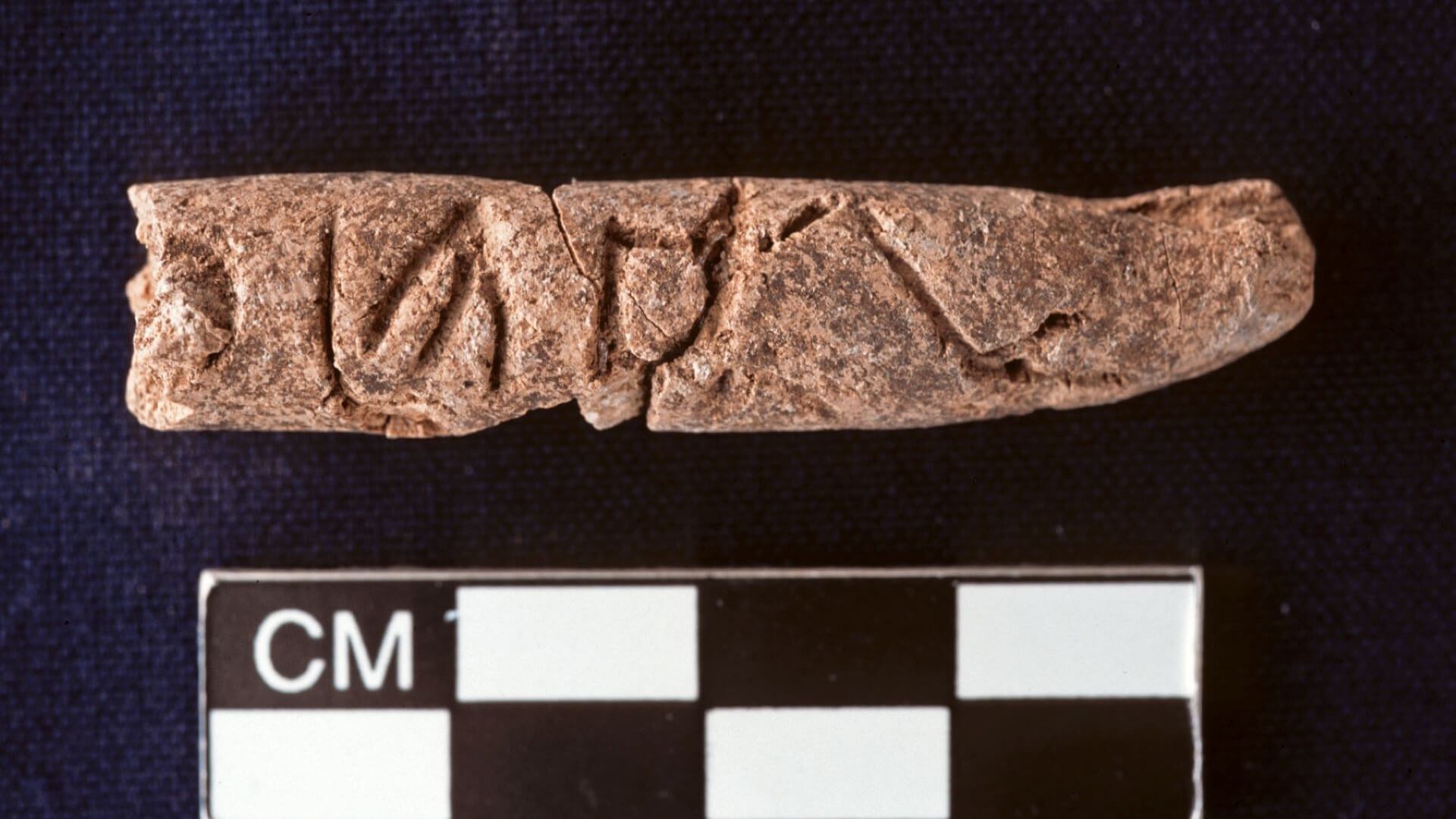 Estos cilindros podrían representar el ejemplo de escritura alfabética más antiguo