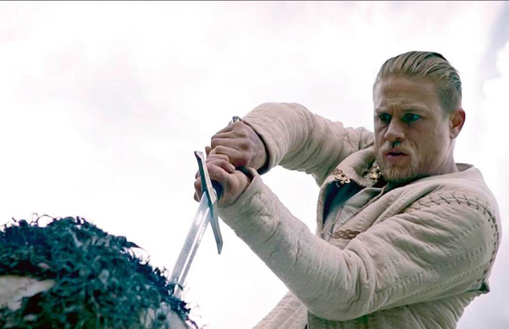 Charlie Hunnam como Rey Arturo