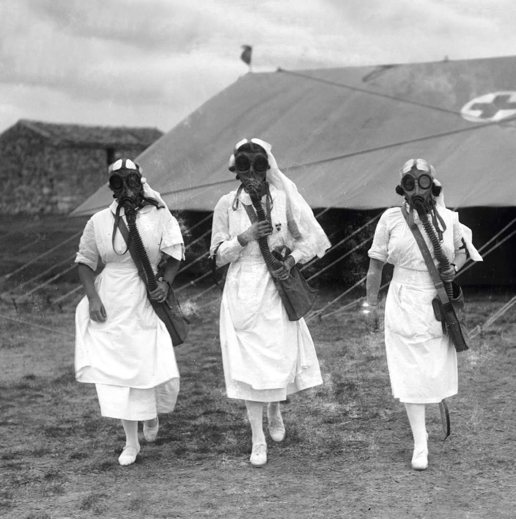 Enfermeras de la Cruz Roja española con máscaras antigás