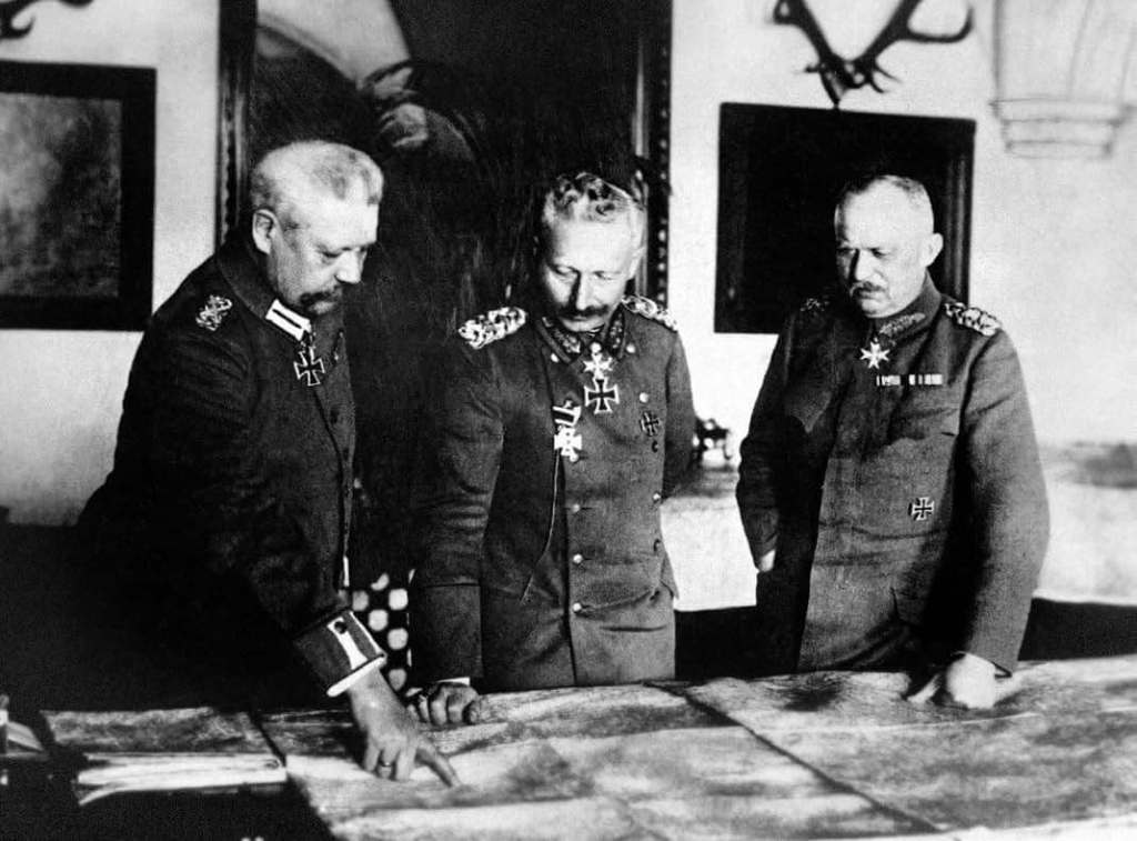 Hindenburg y Ludendorff explicando los detalles de la contienda a Guillermo II
