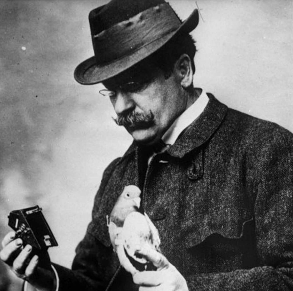 En la Guerra del 14, las técnicas empleadas en la comunicación y el espionaje estaban a caballo entre dos eras. Así, los perros entrenados o las aves mensajeras venían del siglo XIX, pero con mejoras como las microcámaras (en la foto, el farmacéutico e inventor Julius Neubronner con una diseñada por él).