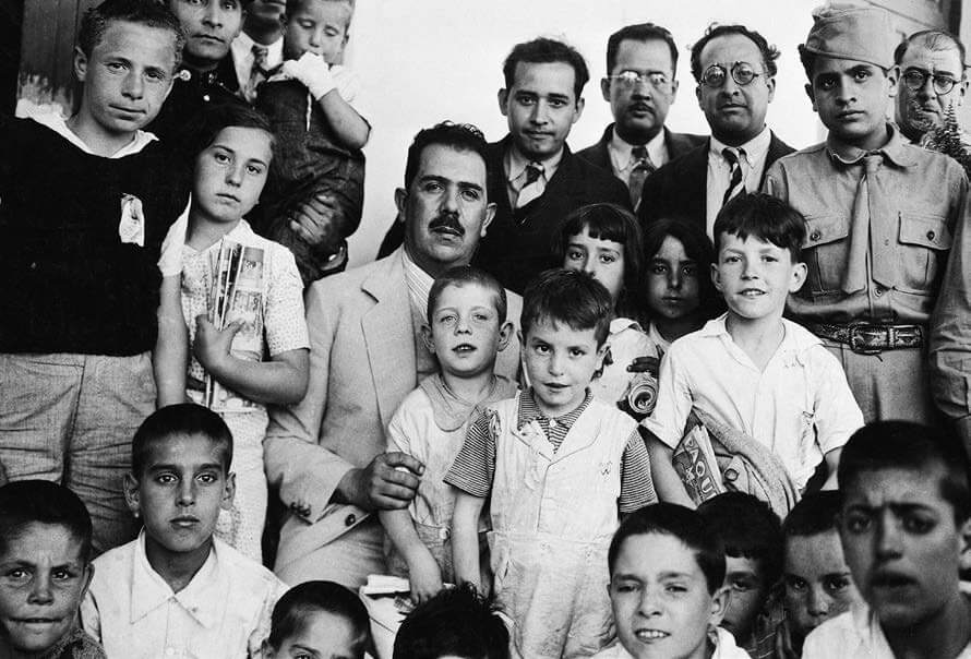 Lázaro Cárdenas con huérfanos españoles