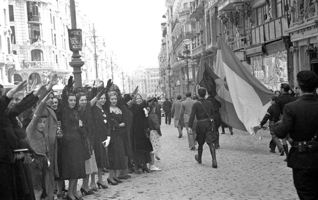 Madrileñon vitorean a los nacionales el 28 de marzo de 1939