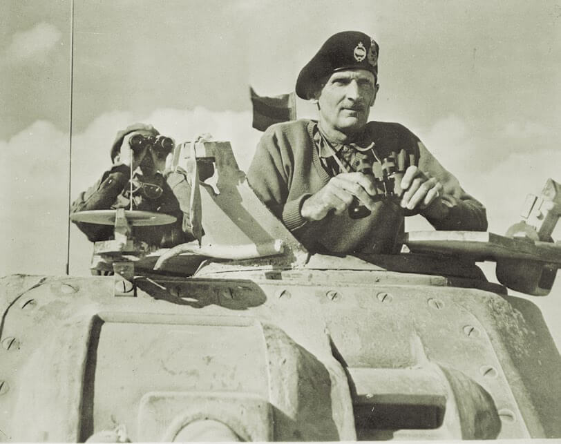 Montgomery en un tanque en África en 1942