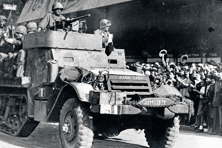 Tanque de la Nueve durante el Desfile de la Victoria en París