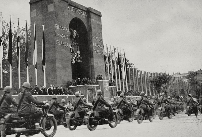 Tribuna en la Castellana para el desfile de la victoria de Franco