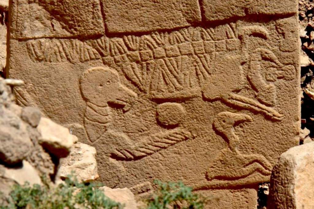 Los investigadores sugieren que una serie de marcas en forma de V podrían simbolizar los días del año, organizados en 12 meses lunares, lo que lo convertiría en el calendario lunisolar más antiguo conocido en el mundo