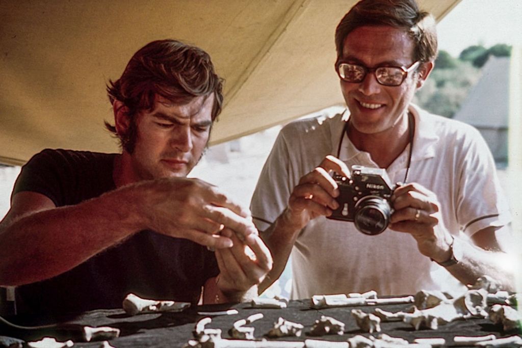 En el campamento, Johanson y Maurice Taieb examinan y fotografían detenidamente el asombroso hallazgo