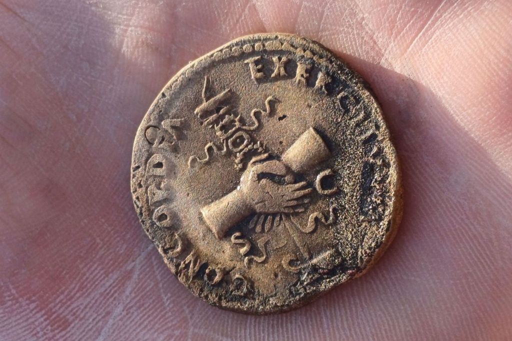 Detalle de una de las monedas encontradas