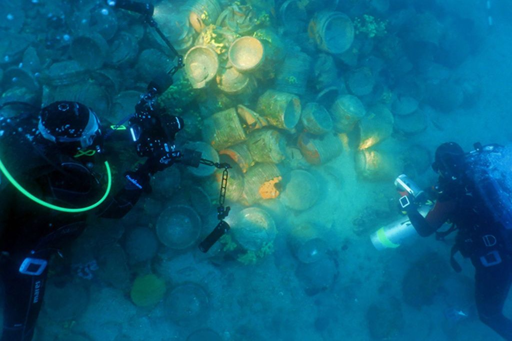 Buzos investigan la acumulación de platos de cerámica que se hundieron junto con el barco hace más de 1.500 años