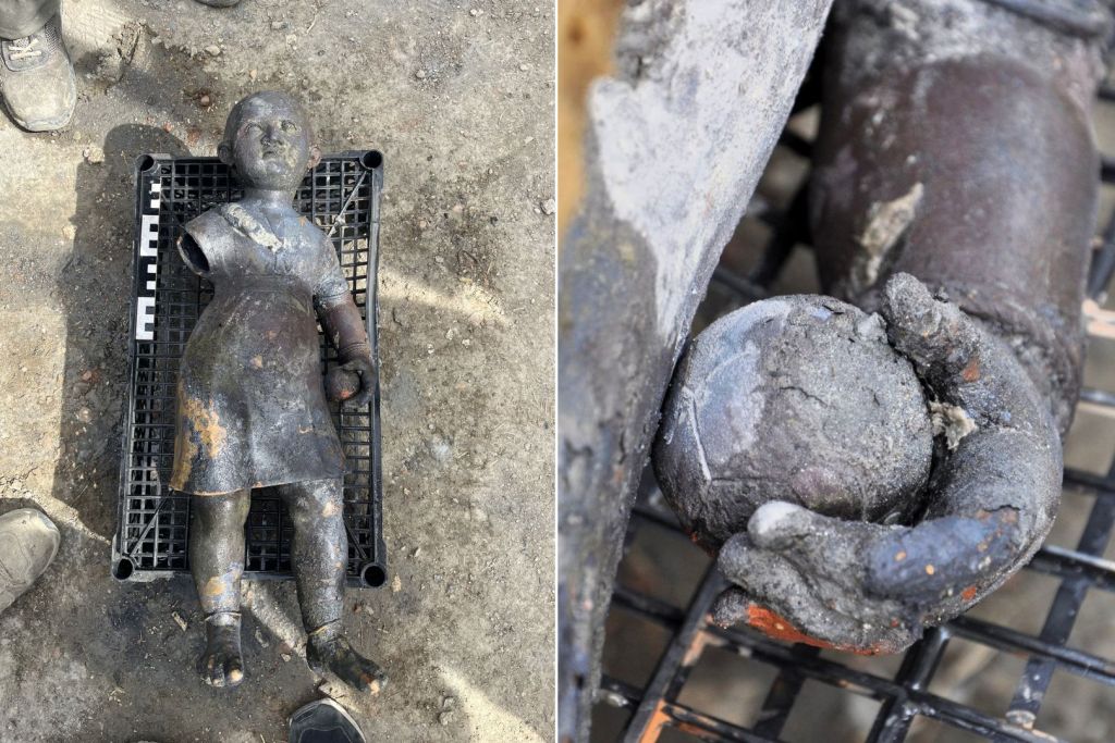 La estatua de bronce de un niño sacerdote