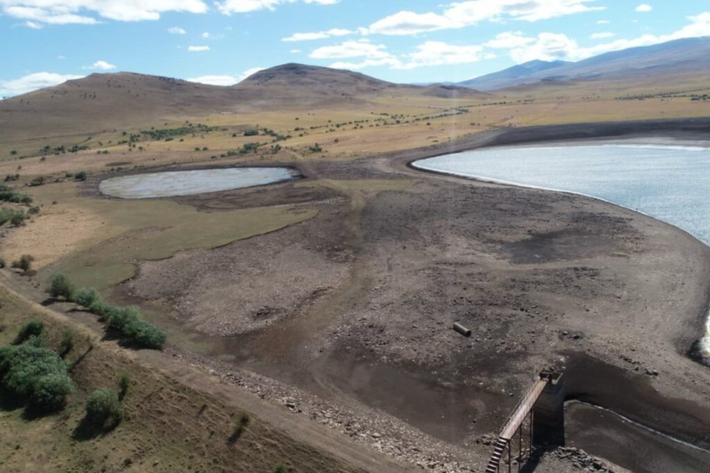 Fotografías aéreas de la orilla del Lago Bashplemi en Georgia