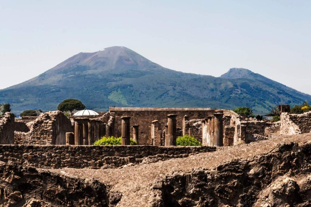 La trágica erupción del Vesubio en el año 79 d.C. sepultó a Pompeya bajo cenizas volcánicas, congelando en el tiempo las últimas horas de sus habitantes