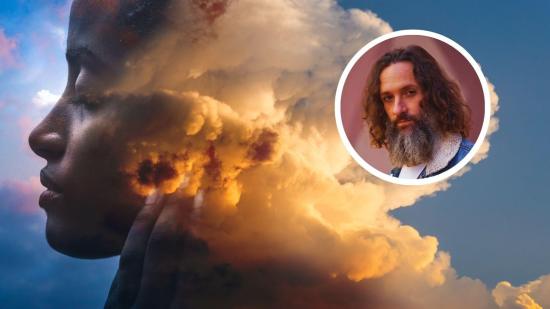 Rostro de una mujer con los ojos cerrados, fusionado con nubes doradas y un cielo azul, representando la transición entre sueño y realidad. En la esquina superior derecha, un retrato del autor Aníbal Bueno en un círculo, destacando su participación en el tema de las supersticiones y percepciones humanas