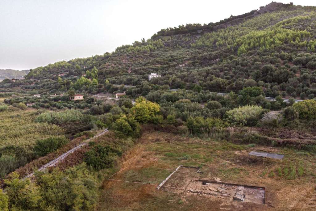 Imagen aérea capturada por un dron muestra los avances en la excavación de 2023 en el santuario de Poseidón en Kleidi-Samikon