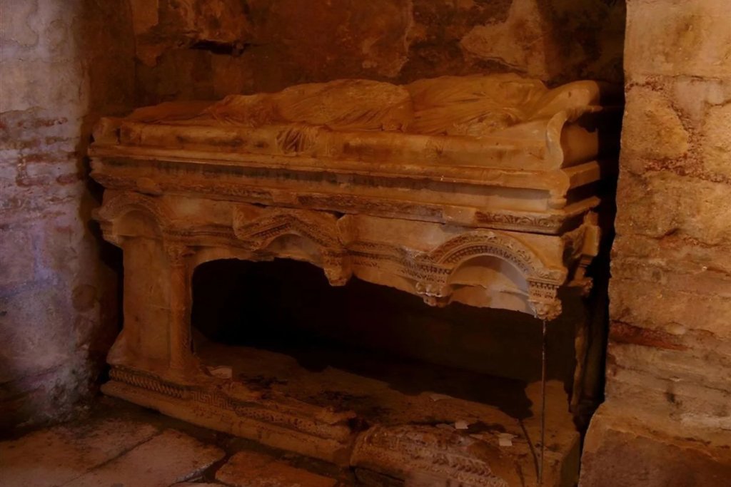 Arqueólogos hallan un sarcófago del siglo IV en la iglesia de San Nicolás