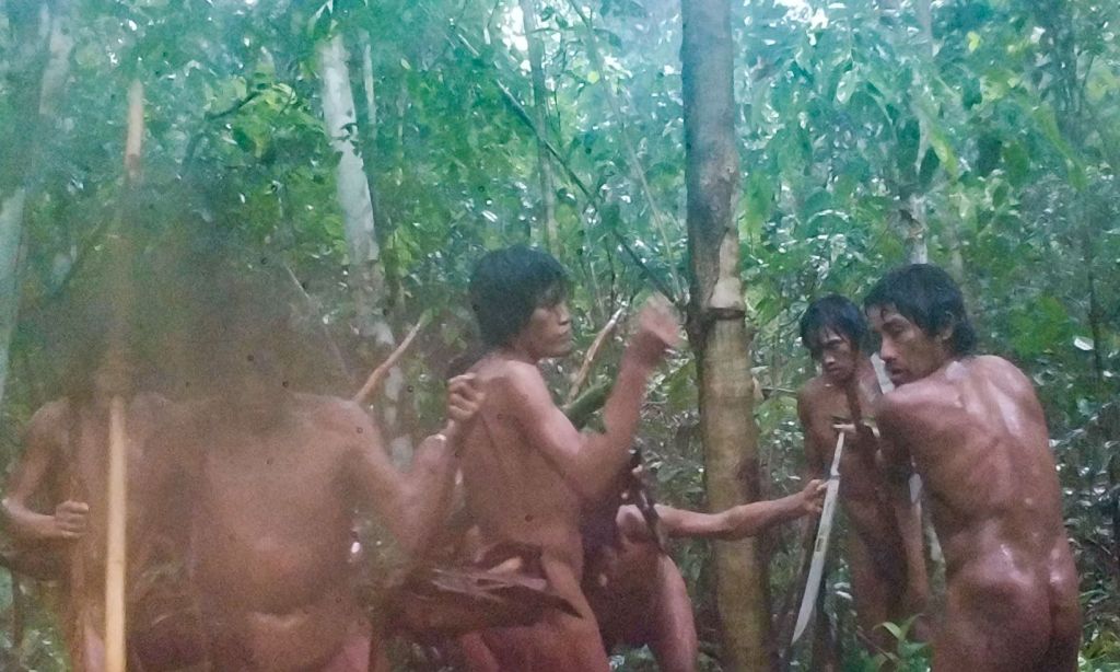 Imagen de varios individuos masculinos de la tribu de los massaco en la Amazonia brasileña