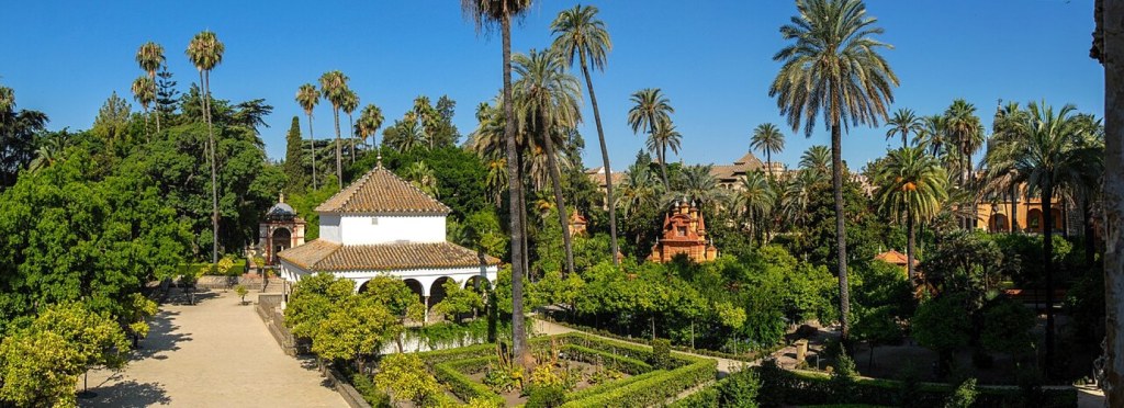 Visión panorámica de una sección de los jardines del Alcázar de Sevilla