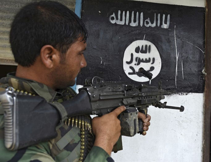 Miembro de las fuerzas de seguridad afganas en una operación contra el Daesh