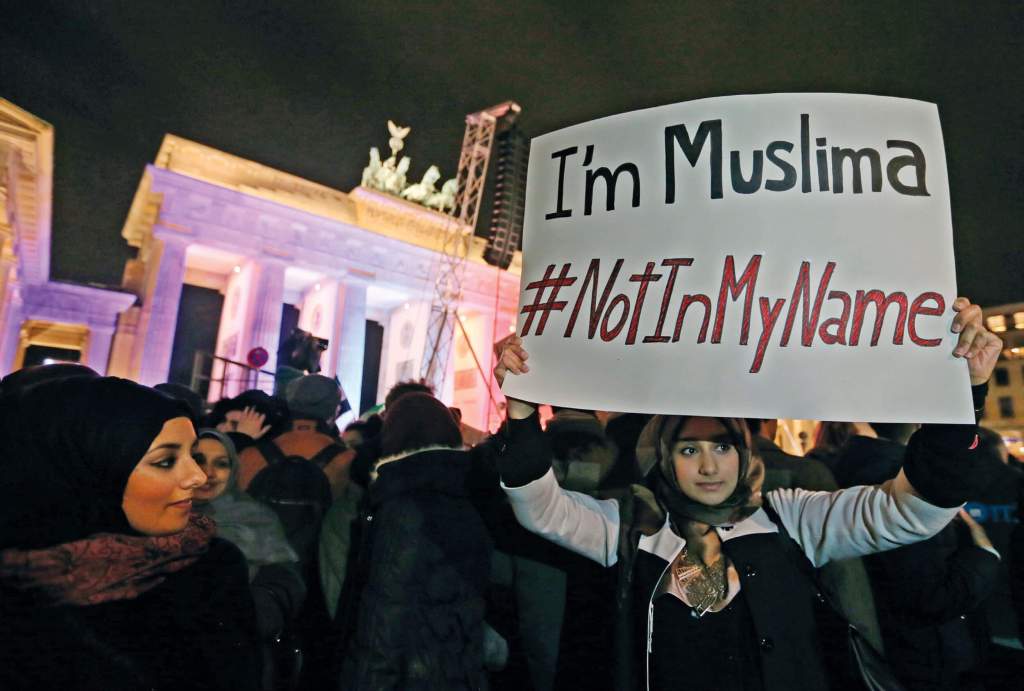 Mujer musulmana se manifiesta tras un atentado yihadista en 2015