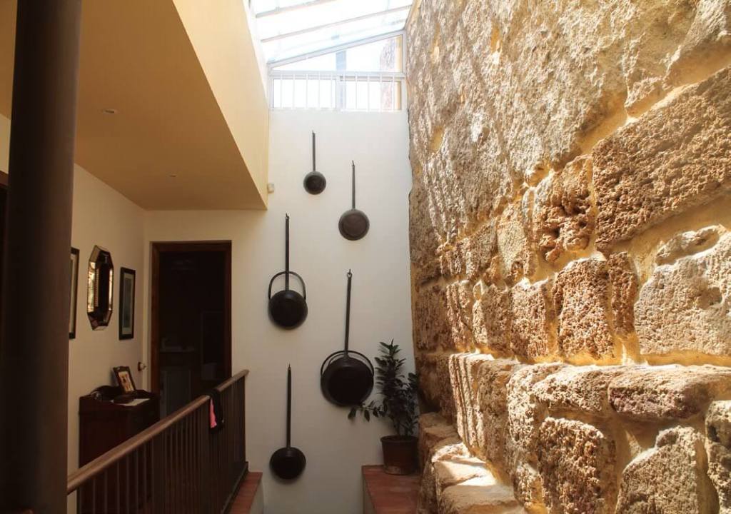 Muralla tartésica integrada en la fachada de una casa