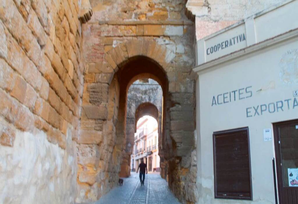 Puerta de Sevilla en la muralla de Carmona