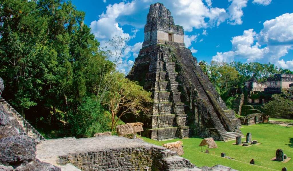 Templo del Jaguar en el complejo maya de Tikal